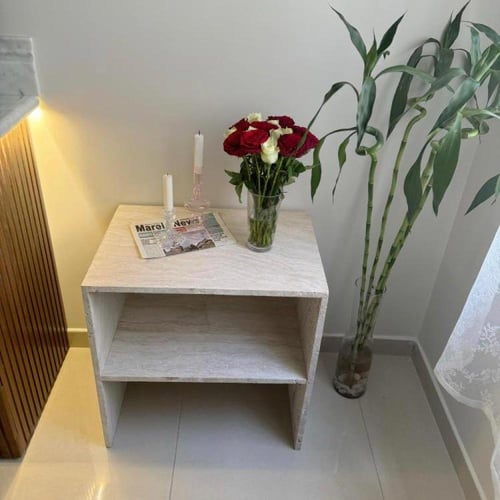 طاولة جانبية