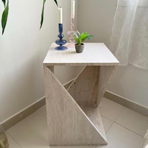 طاولة جانبية