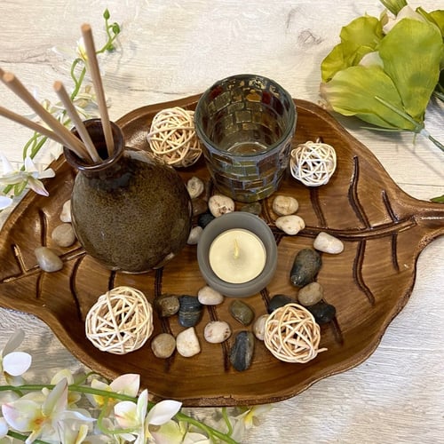 صحن ورقة شجر مع جرة عيدان معطرة وكاسة شمع