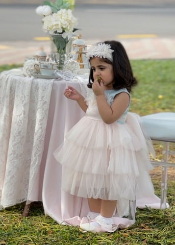 فستان بناتي مميز بطبقات من التل والورود جميل للمنا...