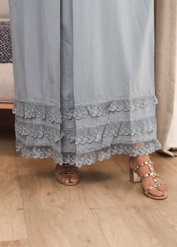 قميص استقبال راقي مميز بأضافة طبقات من الدانتيل