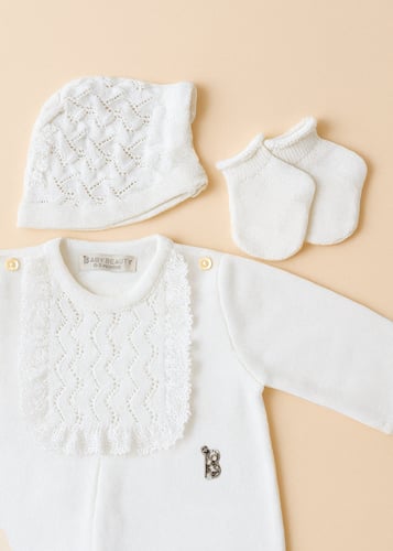 طقم مواليد فاخر بلون اوف وايت