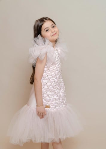 فستان بناتي أنيق بتصميم فريد ولمسة فنية راقية