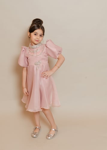 فستان بناتي فاخر بلون اللحمي ناعم - لمسة ملكية لكل...