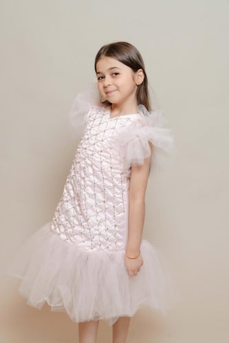 فستان بناتي أنيق بتصميم فريد ولمسة فنية راقية