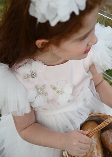 فستان بقصه مميزة من التل مع اضافة الورد بتطريز الف...