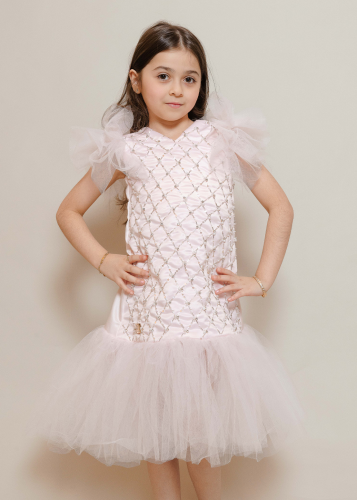 فستان بناتي أنيق بتصميم فريد ولمسة فنية راقية