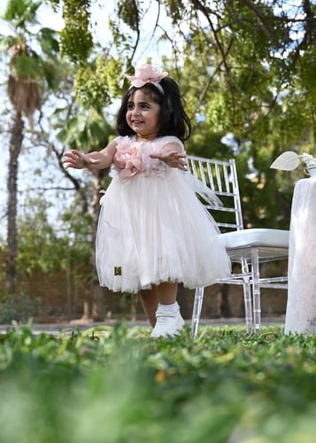 فستان بناتي من التل بأضافة ورد أنيق