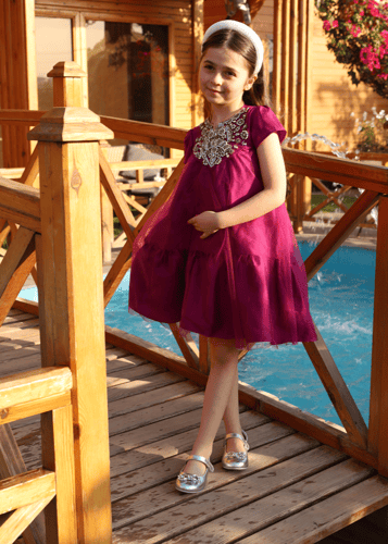 إطلالة مطابقة للأم وابنتها - فساتين فوشيا أنيقة بت...