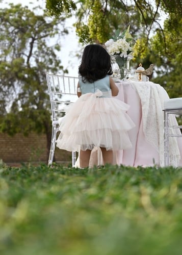 فستان بناتي مميز بطبقات من التل والورود جميل للمنا...