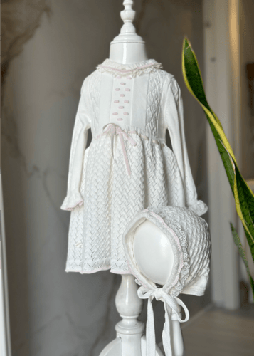 فستان راقي بتصميم أسباني مميز