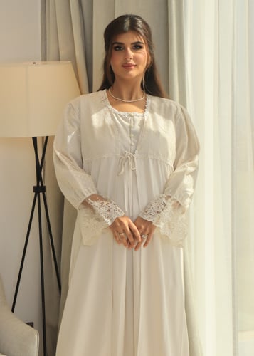 روب استقبال مزين بالتل والدانتيل