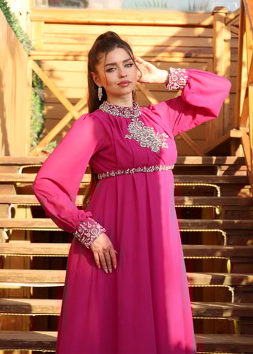 إطلالة مطابقة للأم وابنتها - فساتين فوشيا أنيقة بت...