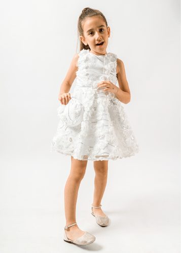 فستان فاخر من اللون الاوف وايت بقصه انيقة للجمعات...