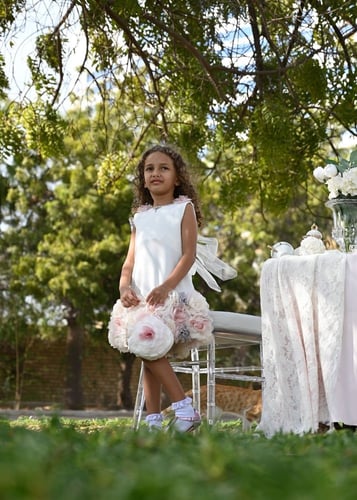 فستان اوف وايت فاخر مميز بالكريستال والورد الراقي...