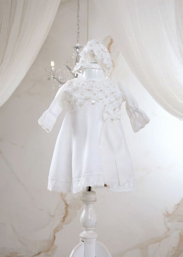 فستان استقبال اوف وايت بتصميم فاخر وأنيق