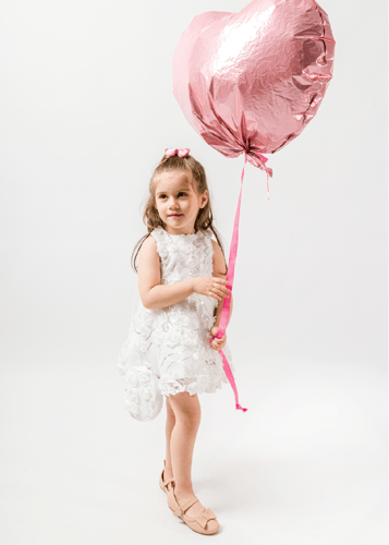 فستان فاخر من اللون الاوف وايت بقصه انيقة للجمعات...