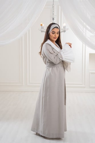 روب رمادي بتصميم راقي للإ ستقبال