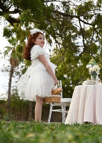 فستان بقصه مميزة من التل مع اضافة الورد بتطريز الف...