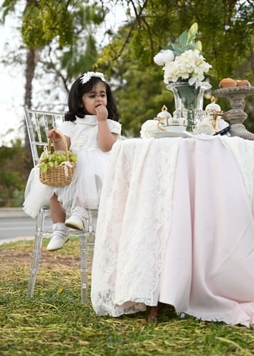 فستان بناتي من اللون الاوف وايت بتصميم راقي وأنيق...