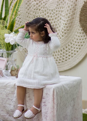 فستان اوف وايت بتصميم مميز وفاخر