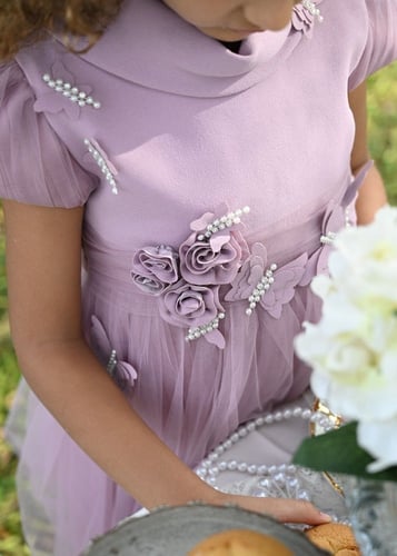 فستان بناتي من اللون الموف بتصميم راقي وأنيق للمنا...