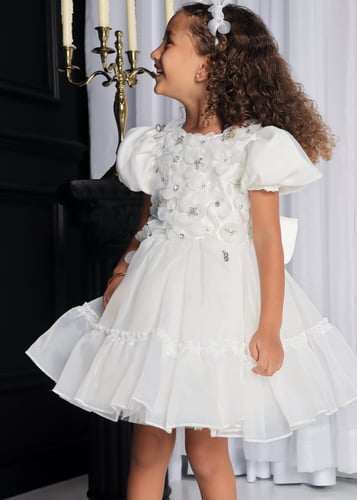 فستان فاخر وفخم مميز بتصميمه الفريد بأضافة الورود...