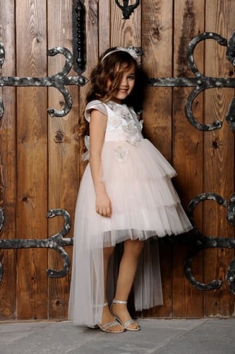 فستان أنيق باللون الزهري والاوف وايت مميز بالتل بت...