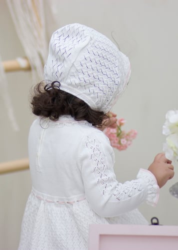 فستان اوف وايت بتصميم مميز وفاخر