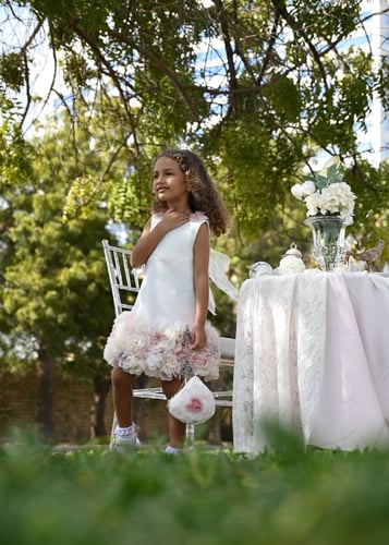 فستان اوف وايت فاخر مميز بالكريستال والورد الراقي...