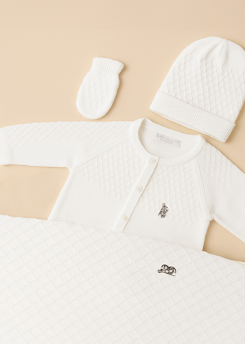 طقم مواليد فاخر بلون اوف وايت