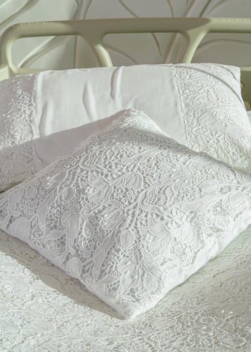 Unique dantela cover