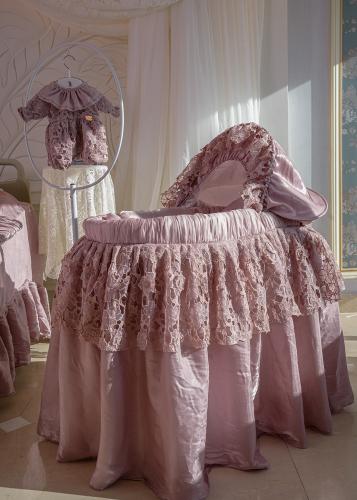 Feminine baby bed