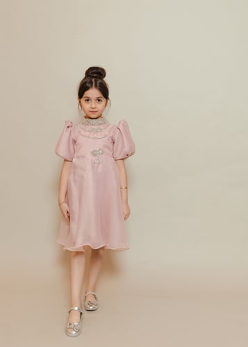 فستان بناتي فاخر بلون اللحمي ناعم - لمسة ملكية لكل...