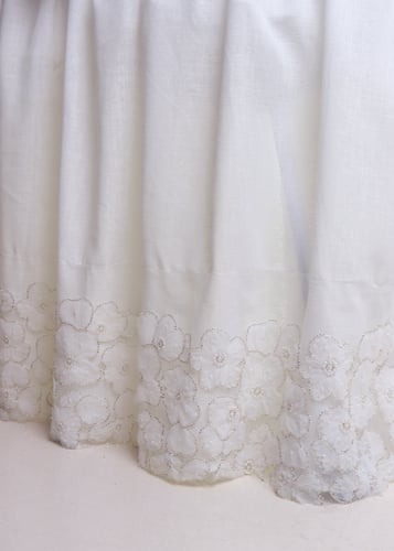 سرير استقبال فاخر بدانتيل الورود المطرز