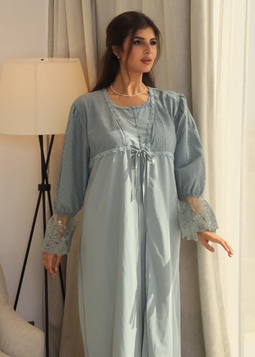 روب استقبال مزين بالتل والدانتيل