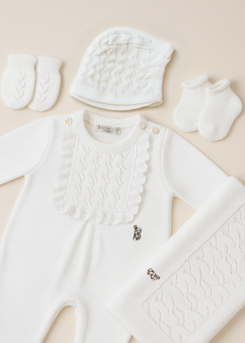 طقم مواليد فاخر بلون اوف وايت