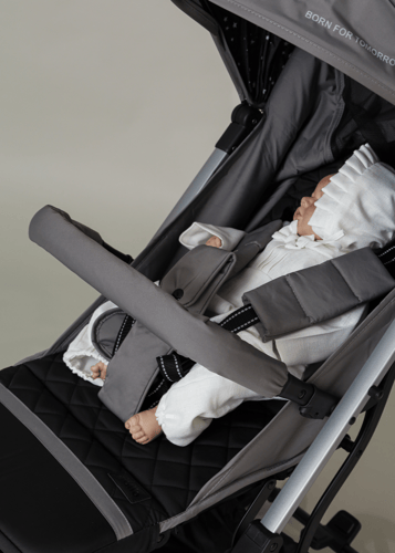 عربية اطفال بتصميم فاخر باللون الرمادي