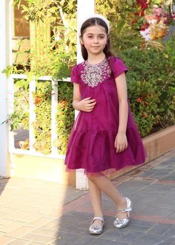 فستان بناتي فخم باللون الفوشي بتطريز فاخر