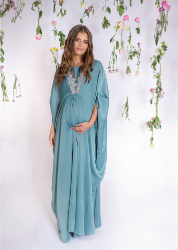 فستان تركواز ناعم وانيق بتطريزفي الصدر - فري سايز