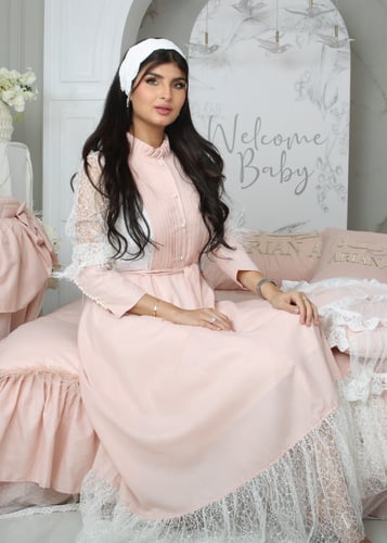 فستان لحمي كسرات بأكمام دانتيل وريش وأزرار لولو