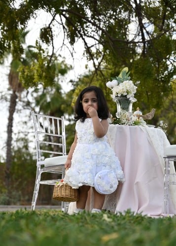 فستان فاخر من اللون الاوف وايت بقصه انيقة للجمعات...