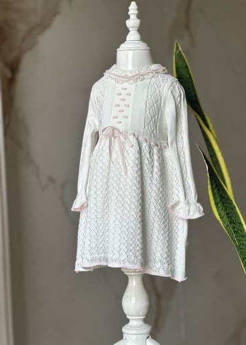 فستان راقي بتصميم أسباني مميز