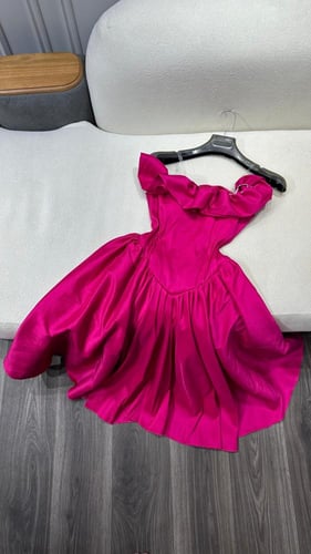 فستان لون وردي