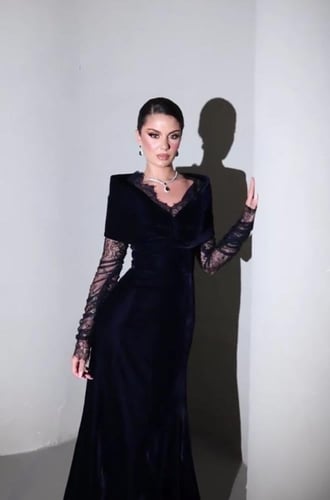 فستان مخمل اكمام دانتيل