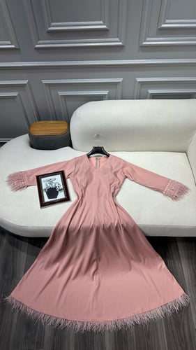 فستان العيد تفته ريش لون وردي