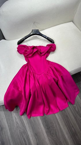 فستان لون وردي