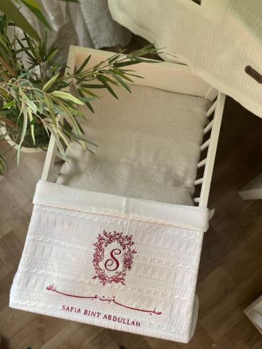 بطانية مطرزه بإسم صغيرك