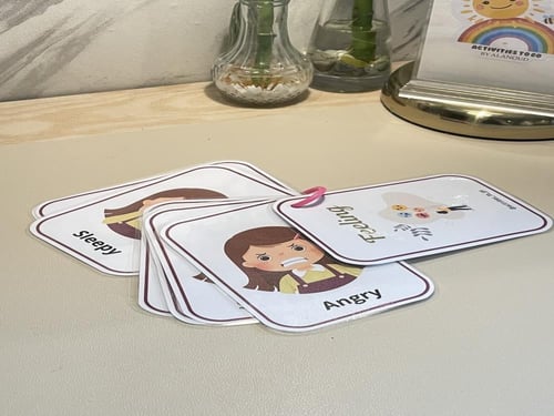 بطاقات المشاعر (الرجاء كتابة الجنس ، اللغة )