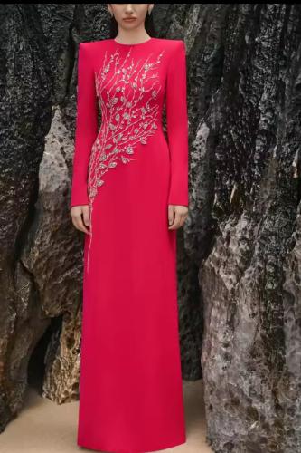 فستان رسمي طويل مطرز بالألماس